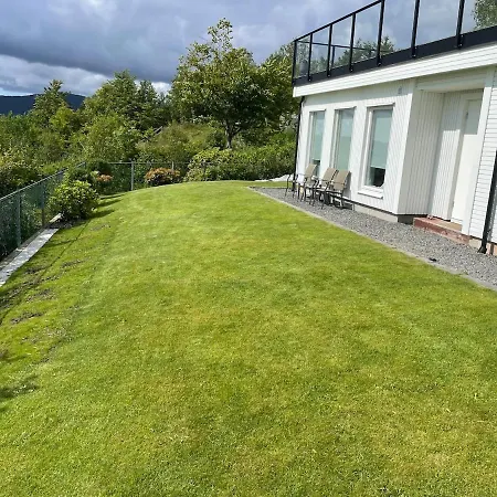 Flott Med Nydelig Utsikt I Et Stille Og Rolig Boligomrade