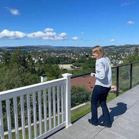 Leilighet Flott Med Nydelig Utsikt I Et Stille Og Rolig Boligområde