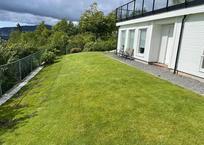 Flott Med Nydelig Utsikt I Et Stille Og Rolig Boligområde