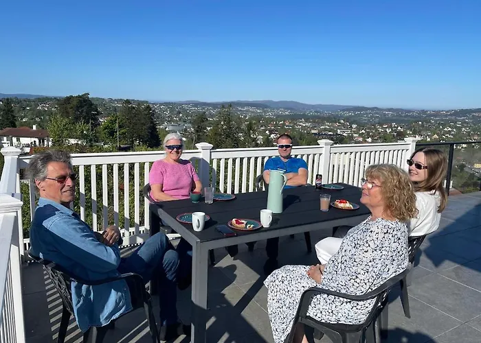 Flott Med Nydelig Utsikt I Et Stille Og Rolig Boligomrade