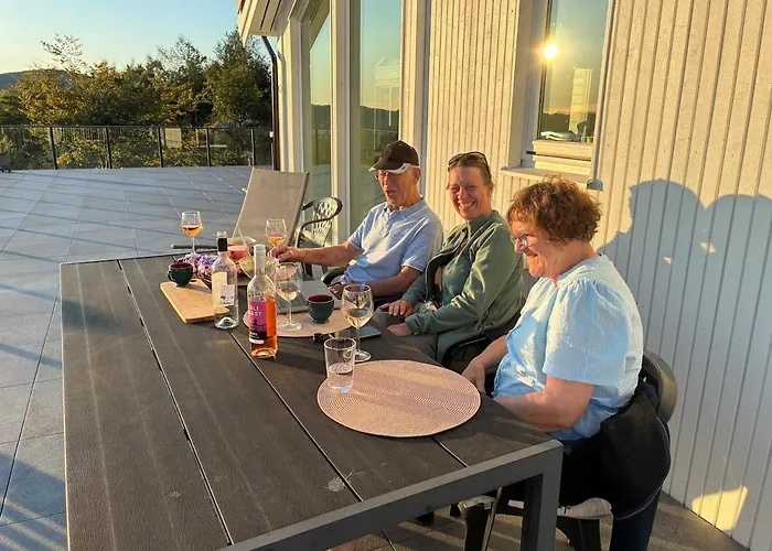 Flott Med Nydelig Utsikt I Et Stille Og Rolig Boligomrade *